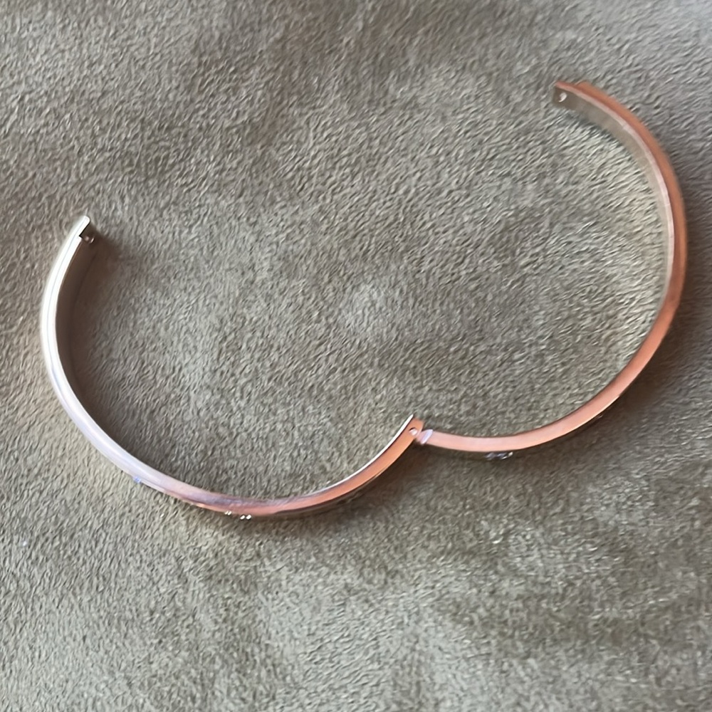 NWOT - Gold Toned Bangle Bracelet - Picture 4 of 4